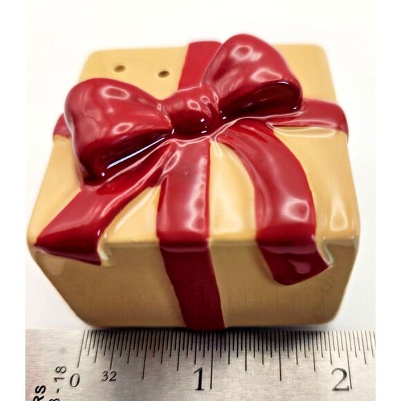 2023 Hallmark VIP Salt & Pepper Shaker Set Christmas Present Gift Box New - Picture 11 of 14